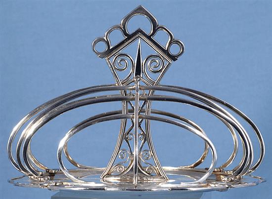 A good George V Arts & Crafts silver seven bar toast rack, Diameter :7 ¼”/183mm Height 5 ¼”/135mm Weight: 17.2oz/487grms